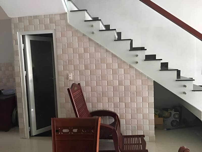Có thể đặt hầm cầu dưới gầm cầu thang