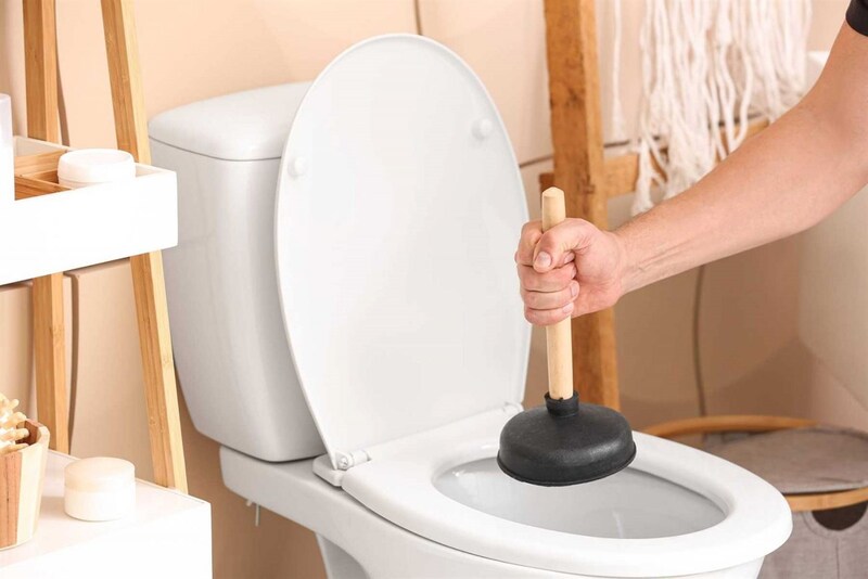 Dùng pittong khi bồn cầu bị nghẹt nhẹ