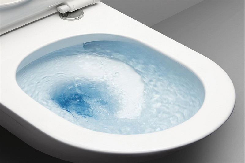 Nước ở bồn cầu rút chậm cho thấy hầm cầu đang bị nghẹt
