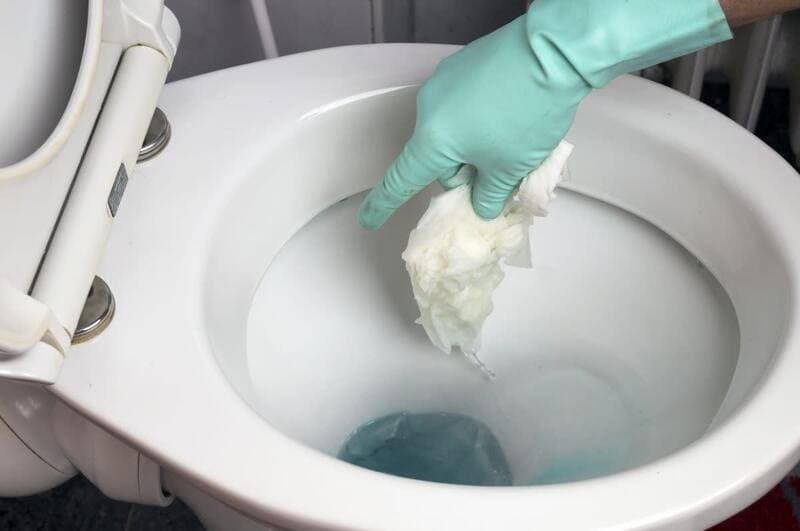 Tại sao hầm cầu mau đầy? - Dị vật tích tụ khiến bồn cầu không lưu thông được