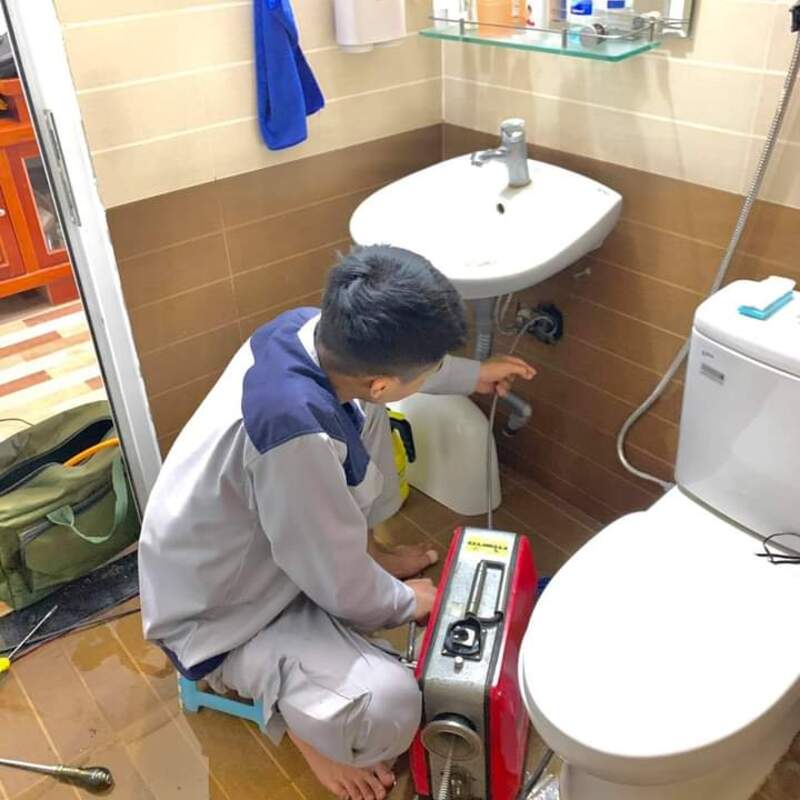 Thông tắc hệ thống thoát nước để xử lý mùi hôi trong nhà vệ sinh